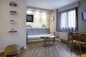 Premium Suite | Living area | Flat-screen TV - Apollon Library Suites (Nafpaktos)