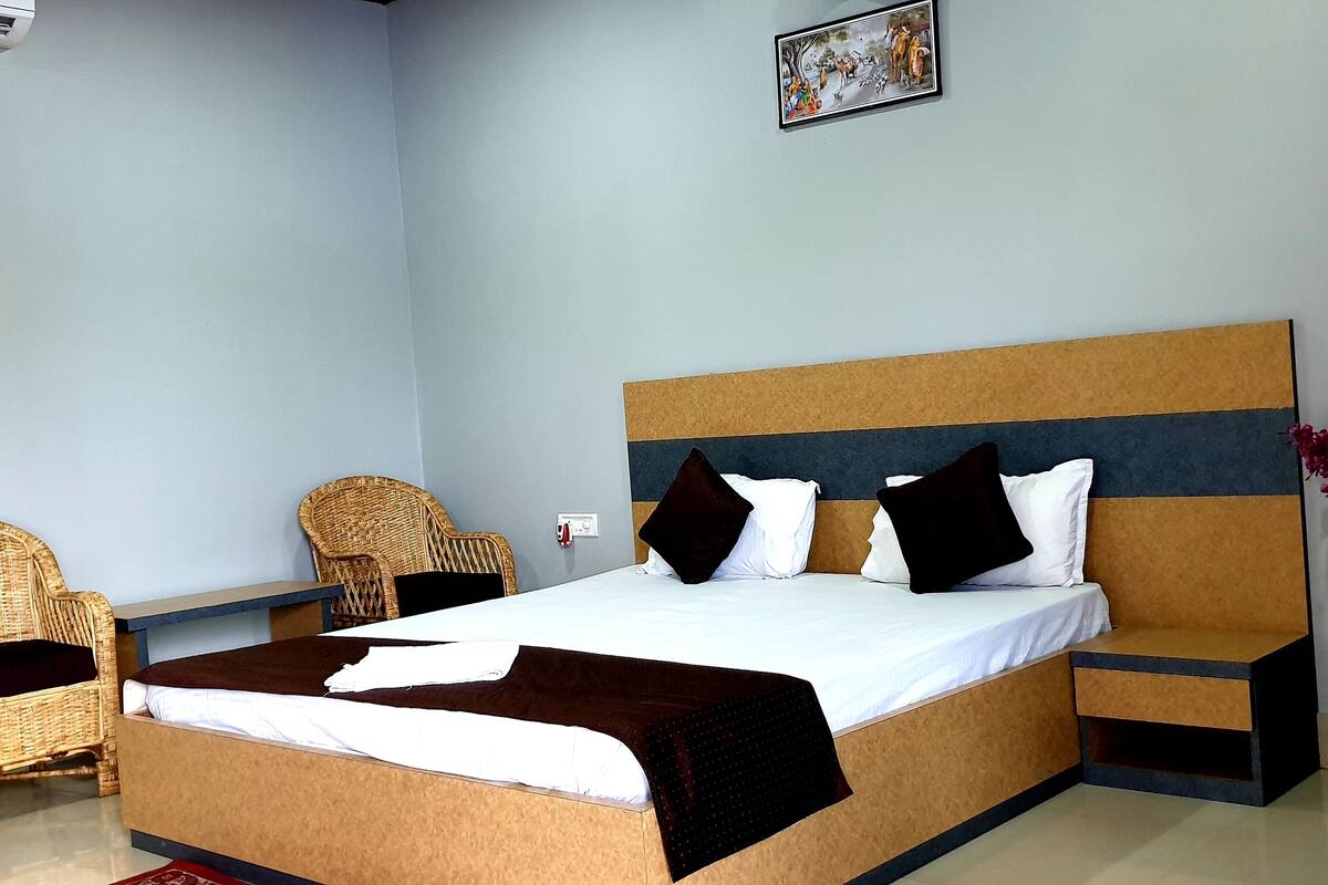 Habitación superior, 1 cama matrimonial | Escritorio, insonorización, camas extra y wifi gratis