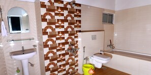 Suite, 1 cama matrimonial | Baño | Regadera y amenidades de baño gratuitas