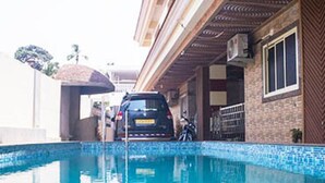 A swimming pool with a car parked nearby. - Jesus Holiday Home Resort (Candolim)