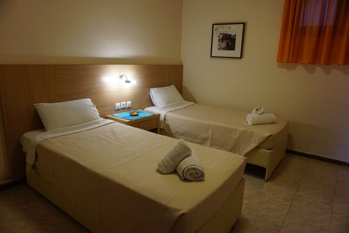 1 bedroom, desk, soundproofing, free cots/infant beds