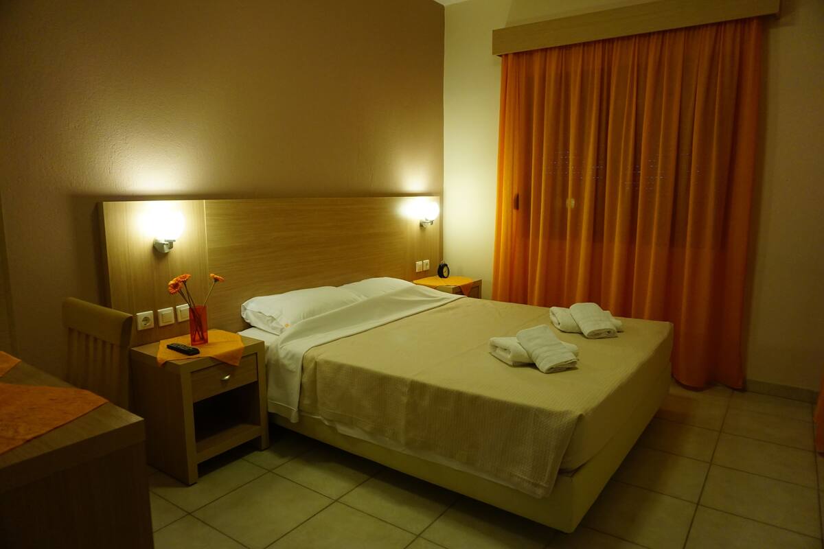 1 bedroom, desk, soundproofing, free cots/infant beds