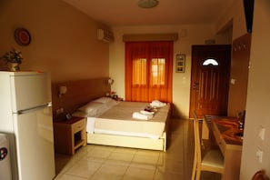 1 bedroom, desk, soundproofing, free cots/infant beds