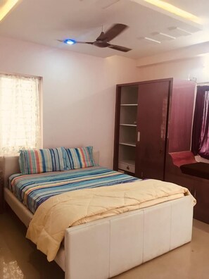 Literie de qualité, fer et planche à repasser