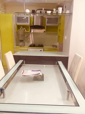 Khu vực ăn uống tại phòng