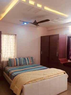 Standard Double Room | Premium bedding, iron/ironing board, rollaway beds, free WiFi - Ocean Waves Mom's Guest House (Hyderabad)