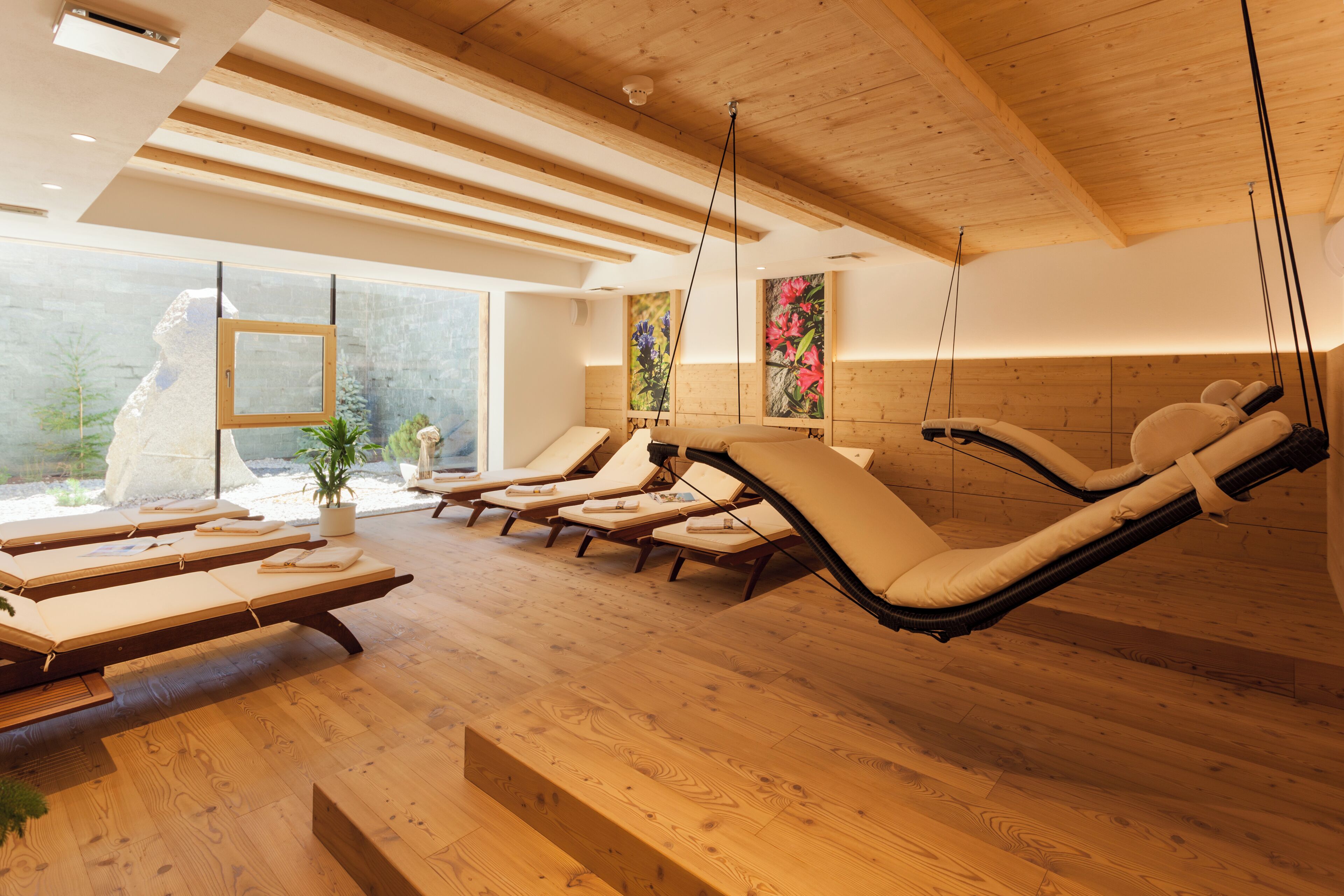 Sauna, Whirlpool, Dampfbad, Tiefengewebe-Massagen, Massageanwendungen