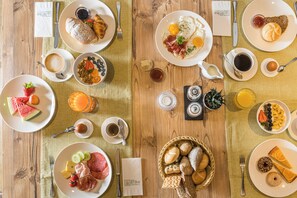 Un bufé de desayuno con una variedad de platos y bebidas.