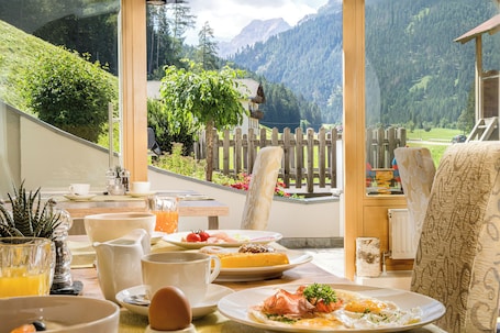 Az årban foglalt svédasztalos reggeli mindennap