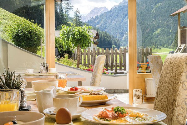 Free daily buffet breakfast - Hotel Erika (Braies)
