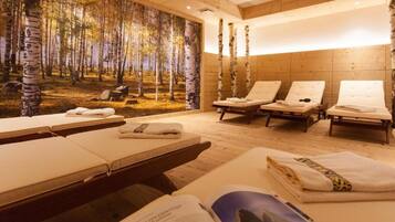 Un sauna, una bañera de hidromasaje, baño turco