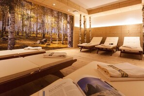 Un sauna, una bañera de hidromasaje, baño turco