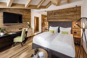 Superior Room | In-room safe, desk, free WiFi, bed sheets - Hotel Erika (Braies)