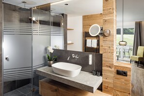 Habitación superior | Baño | Artículos de higiene personal gratuitos, secador de pelo, bidé y toallas