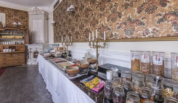 Una mesa de buffet con diferentes alimentos y salsas.