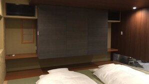A bedroom with a bed, a wardrobe, and a small window. - Hananobou Kinkakuji-michi (Kyoto)