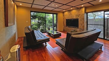 联排别墅 | 起居区 | 平板电视、DVD 播放器