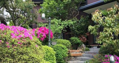 Hananobou Kinkakuji-michi