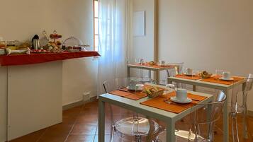 Petit déjeuner buffet (7.50 EUR par personne)