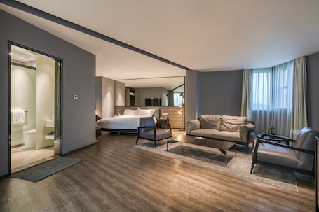 Business Suite | 1 bedroom, desk, blackout drapes, free WiFi