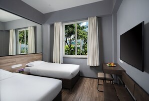 Quarto duplo conforto | Escrivaninha, cortinas blackout, Wi-Fi de cortesia