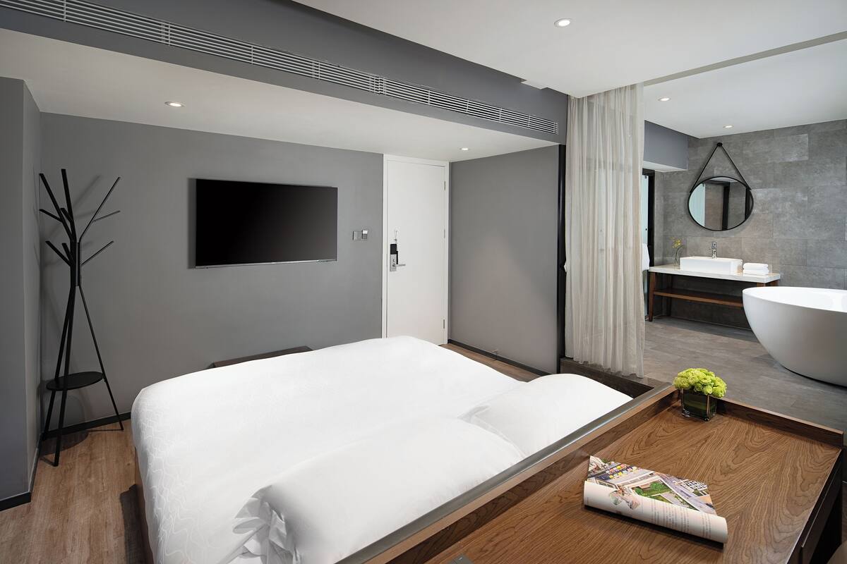 Deluxe Double Room | Desk, blackout curtains, free WiFi