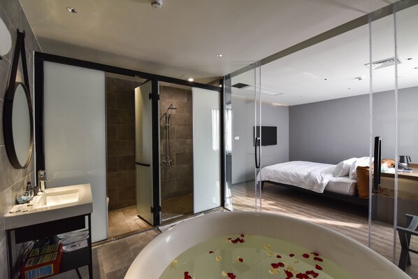 Deluxe Double Room | Bathroom | Shower, free toiletries, hair dryer, slippers