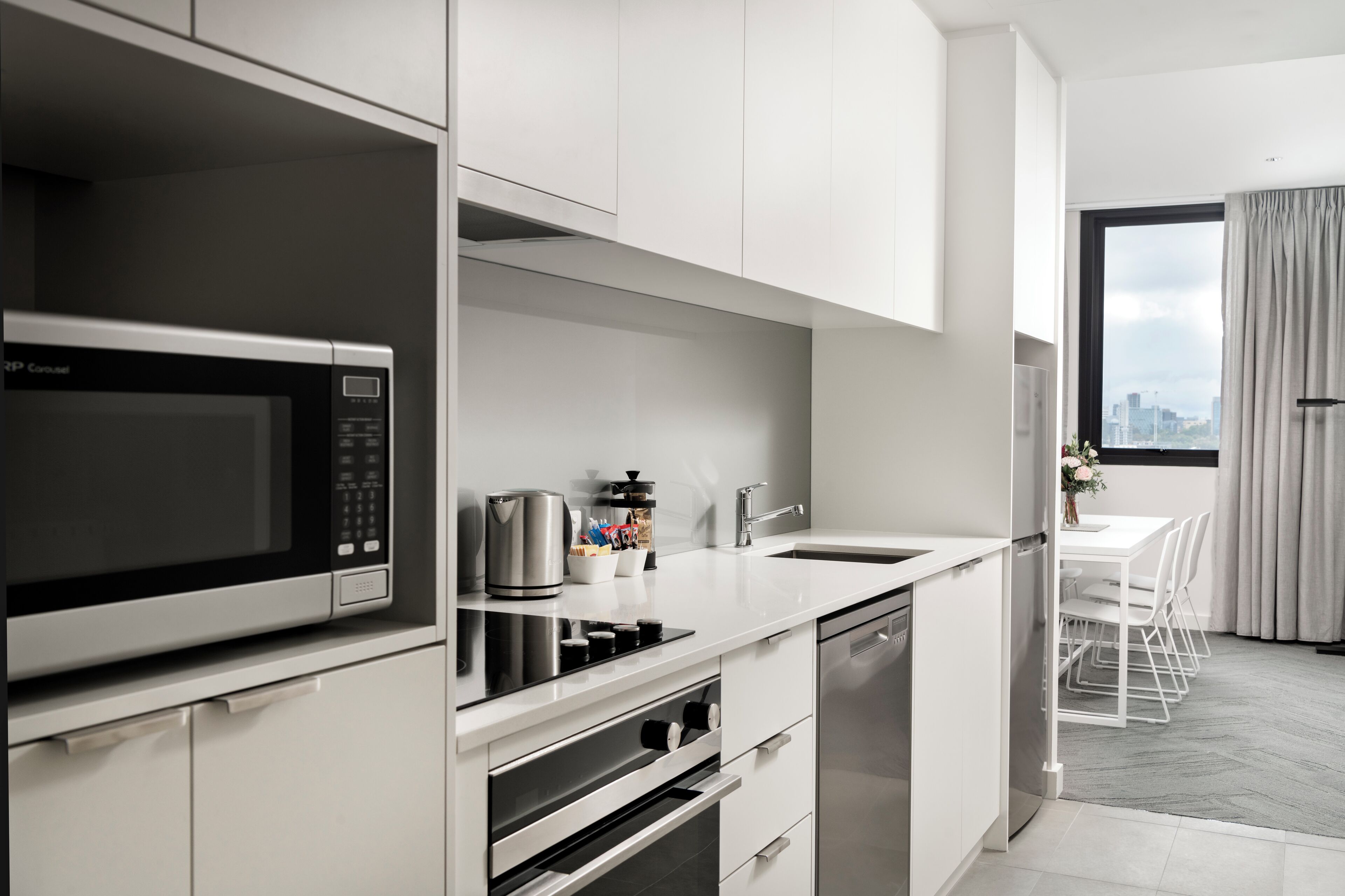 ميكروويف، موقد طهي مسطح، ماكينة لصنع الإسبريسو، ماكينة لصنع القهوة/الشاي