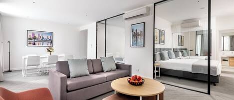 En 40-centimeters Flatskjerm-TV med digitale kanaler samt TV