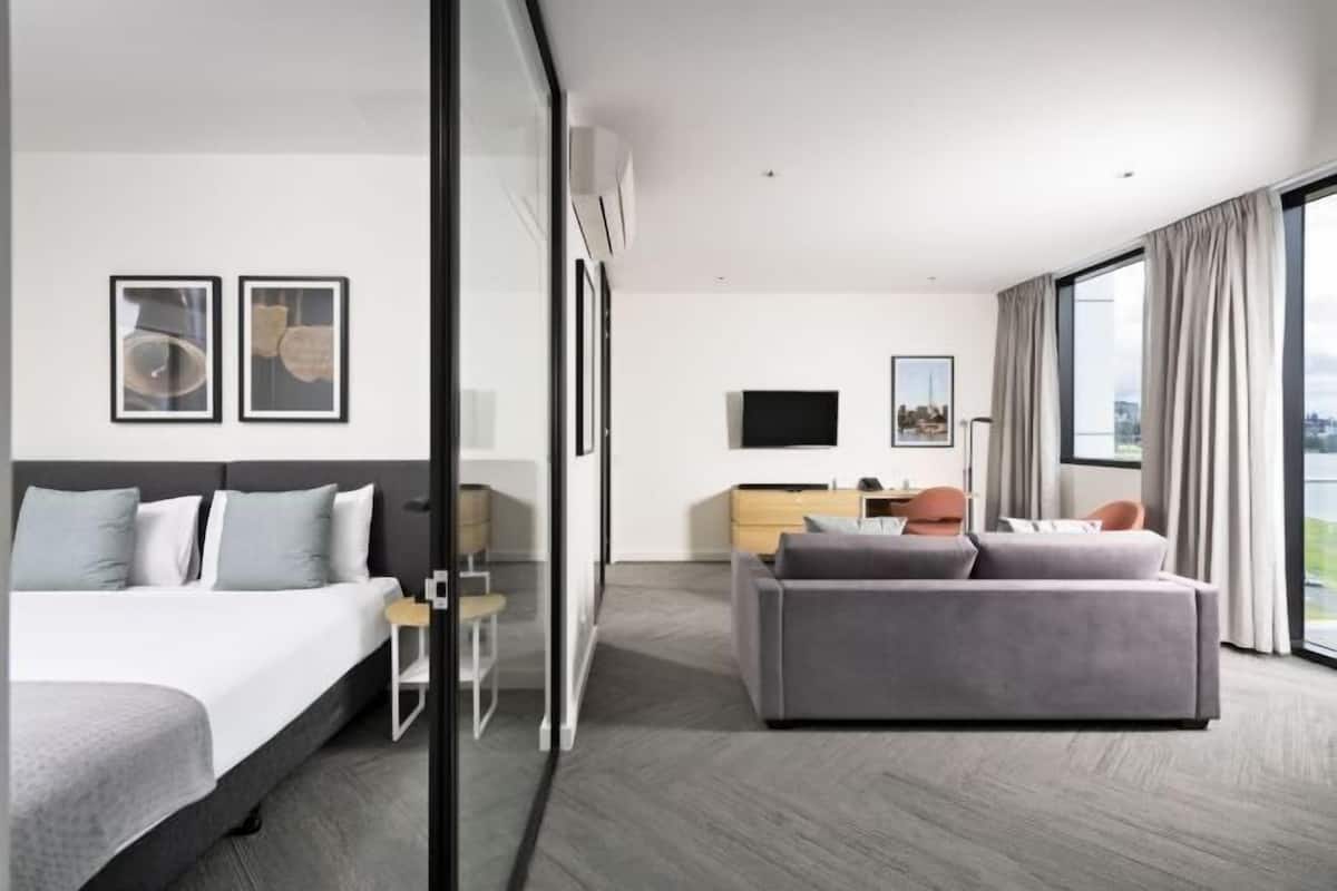 Caja de seguridad en la habitación y decoración personalizada