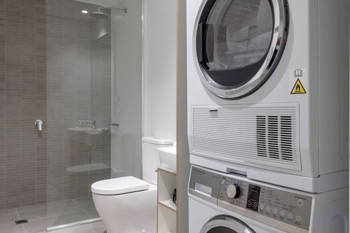 Shower, rainfall showerhead, free toiletries, hair dryer