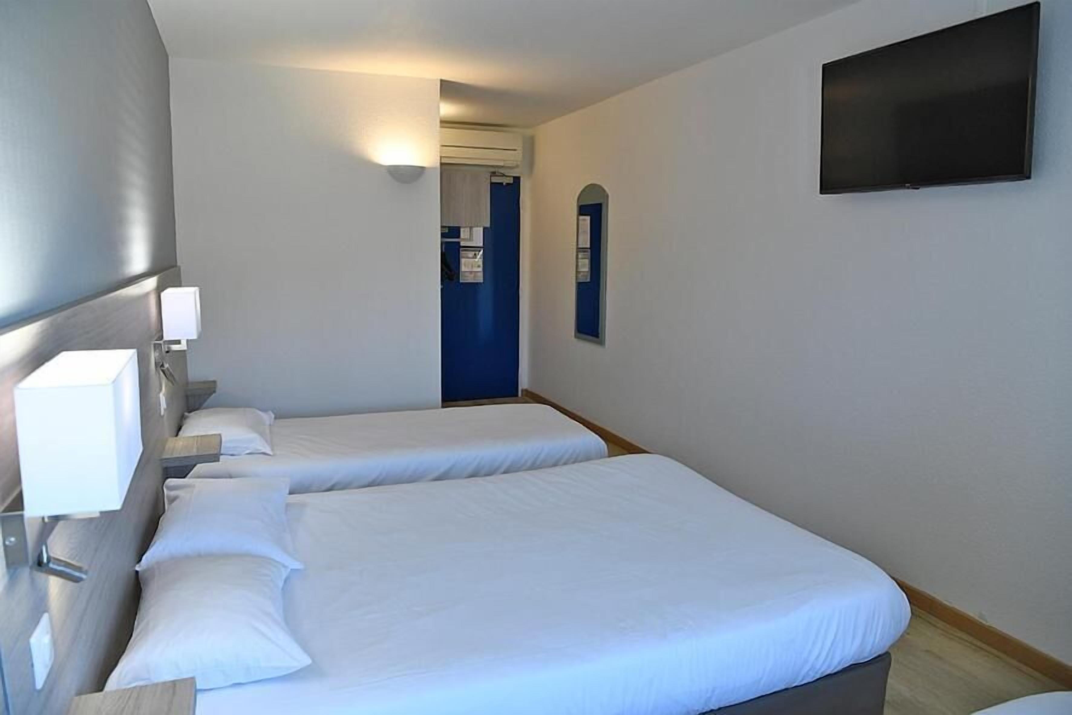 soundproofing, free wifi, bed sheets