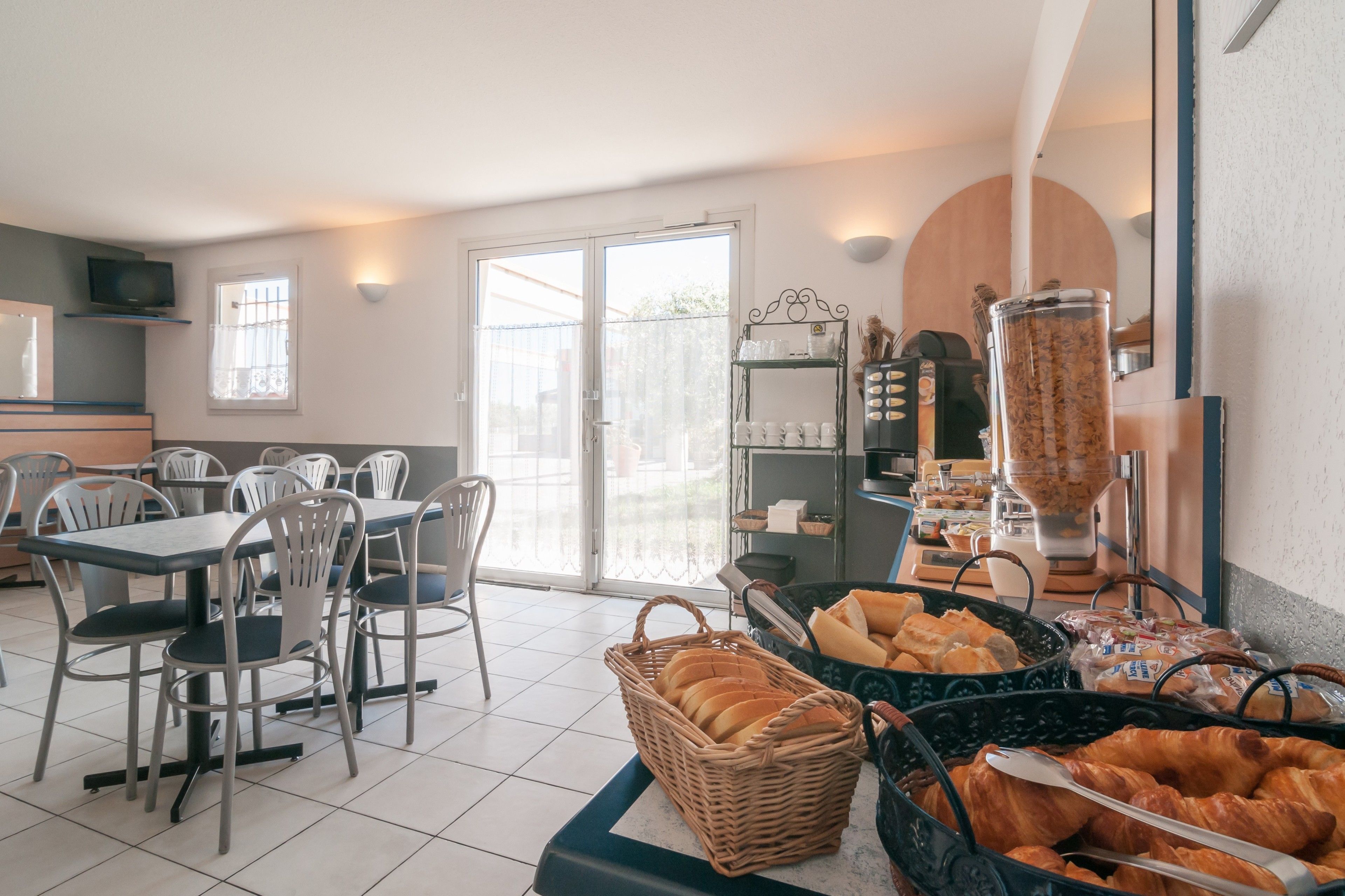 Se ofrece un desayuno bufé todos los días (8 EUR por persona)