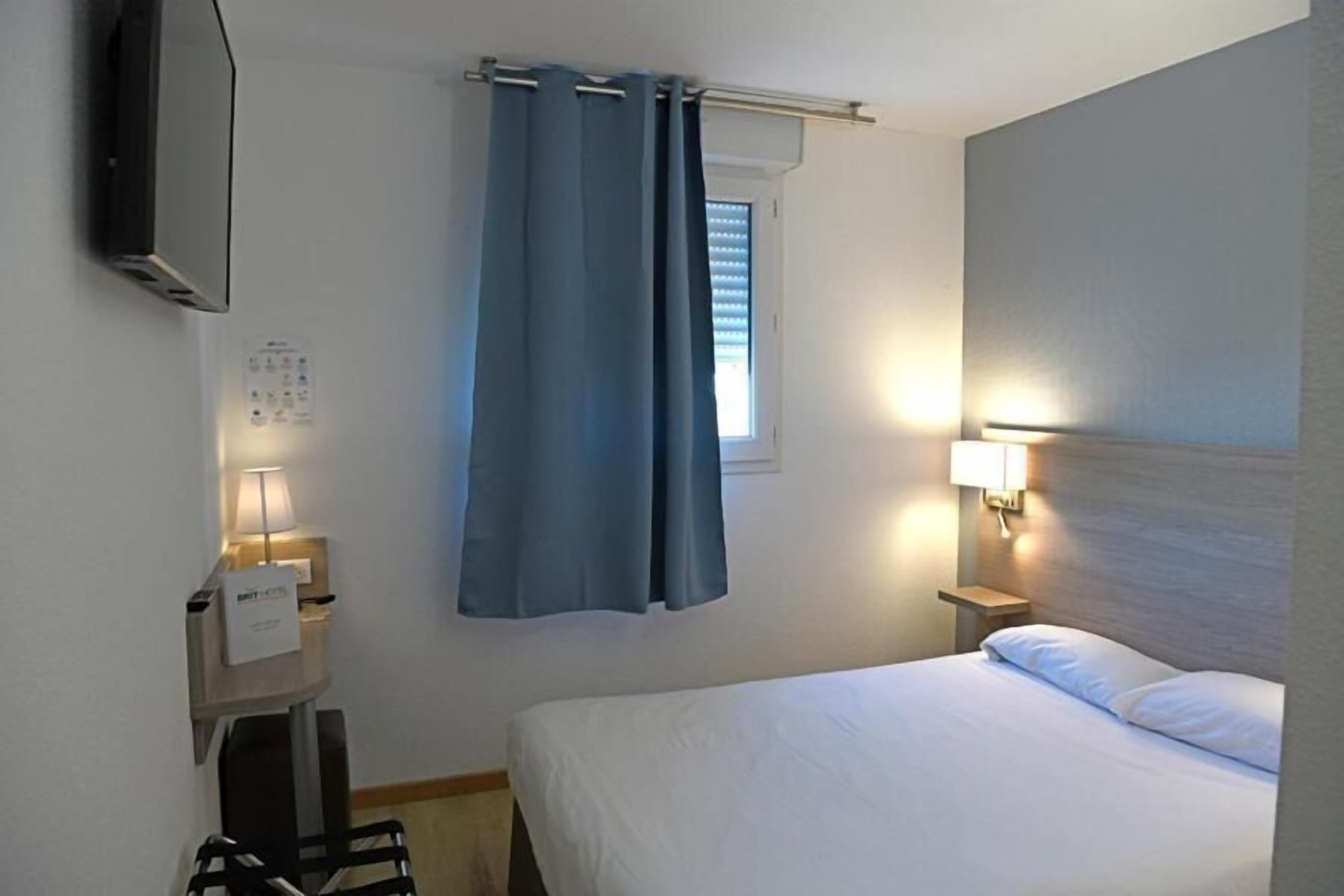 soundproofing, free wifi, bed sheets