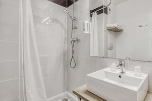 Douche, serviettes fournies