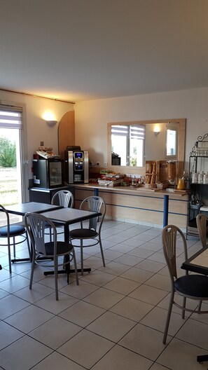 Petit déjeuner buffet (11 EUR par personne)