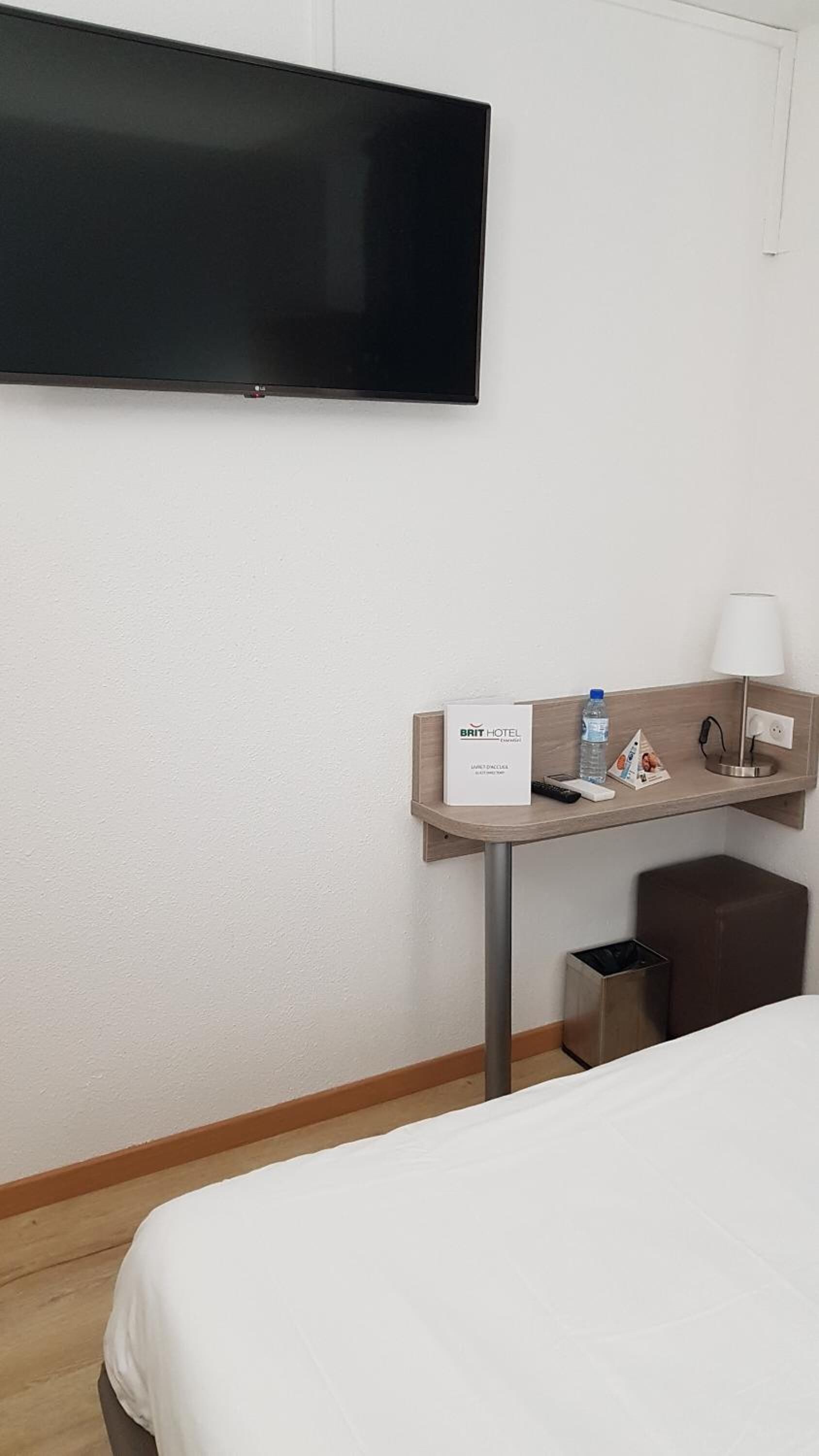 soundproofing, free wifi, bed sheets