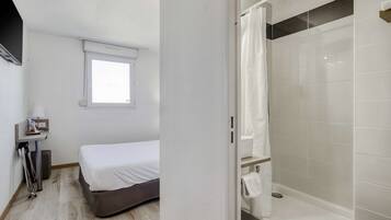 Quarto casal | Comodidades do banheiro | Chuveiro, toalhas de banho