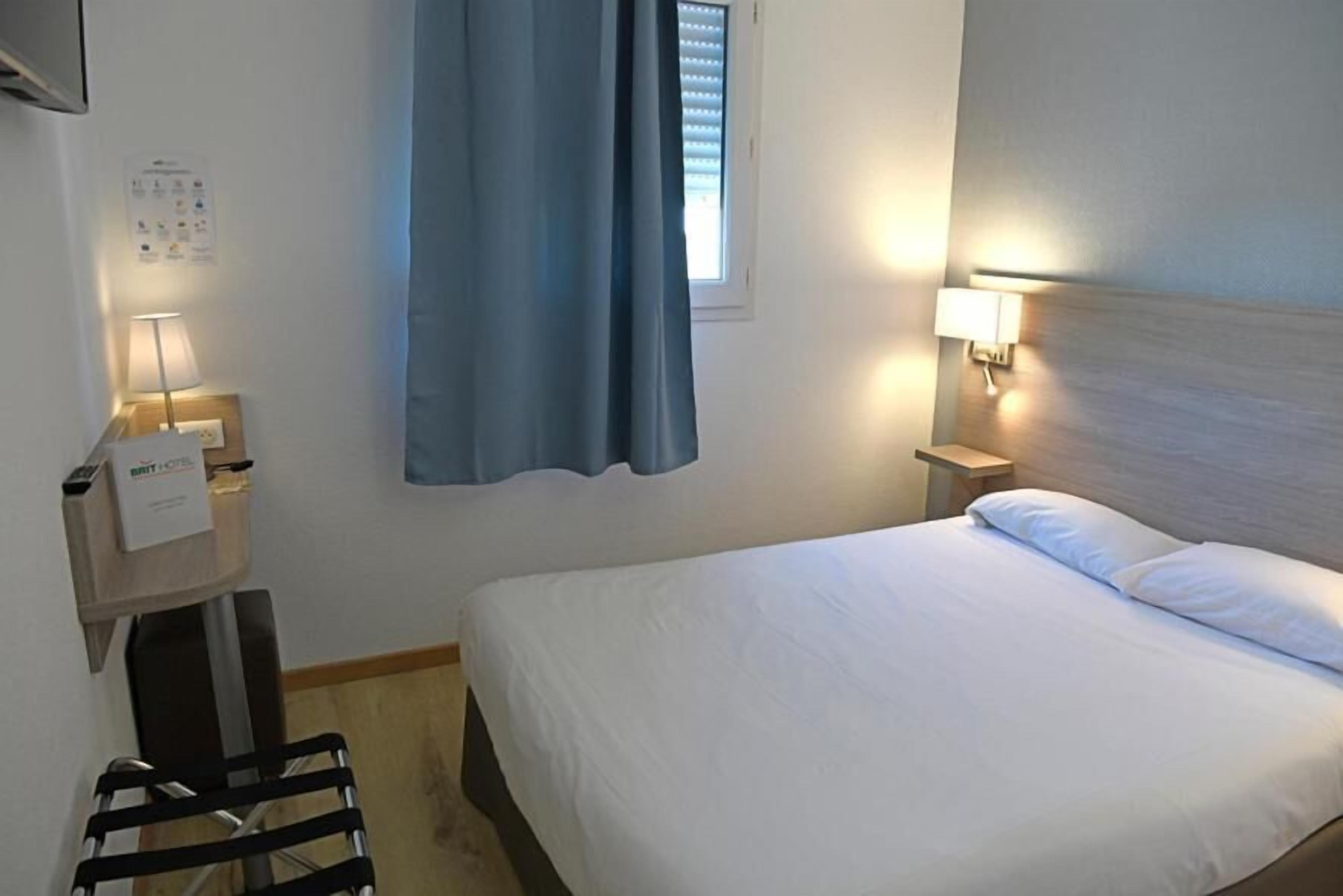 soundproofing, free wifi, bed sheets