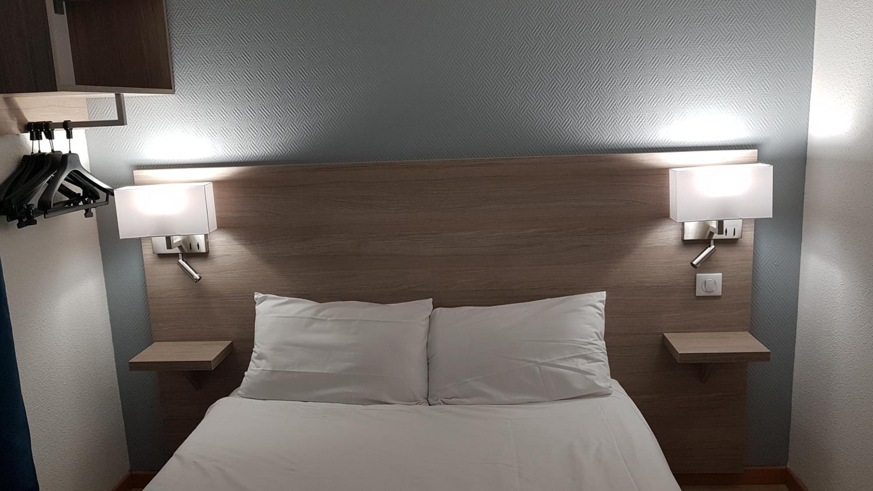 soundproofing, free wifi, bed sheets