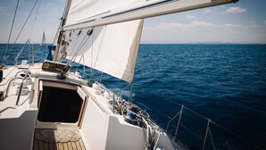 A sailboat's deck with a view of the sea and a distant sailboat. - Sheliak boat and breakfast (Catania)