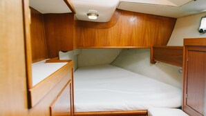 A compact, wooden cabin with a bunk bed and a small desk area. - Sheliak boat and breakfast (Catania)