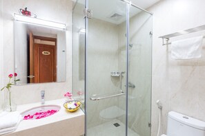 Shower, free toiletries, hair dryer - Viet Phuong hotel (Hanoi)