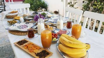 Daily full breakfast for a fee
