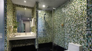 A modern bathroom with a glass-enclosed shower, a white toilet, and a sink with a mirror. - City Inn Chengdu Kuanzhai Alley Branch (Chengdu)