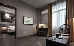 1 chambre, bureau, rideaux occultants, fer et planche à repasser
