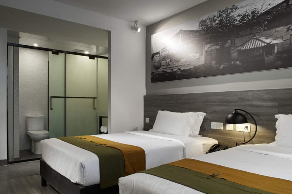 Exclusive Twin Room | 1 bedroom, desk, blackout drapes, iron/ironing board
