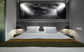 1 chambre, bureau, rideaux occultants, fer et planche à repasser