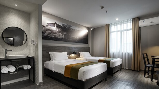 A hotel room with two beds, a round mirror, a sink, and a large window with curtains. - City Inn Chengdu Kuanzhai Alley Branch (Chengdu)