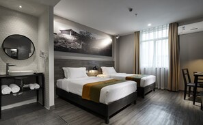 1 chambre, bureau, rideaux occultants, fer et planche à repasser